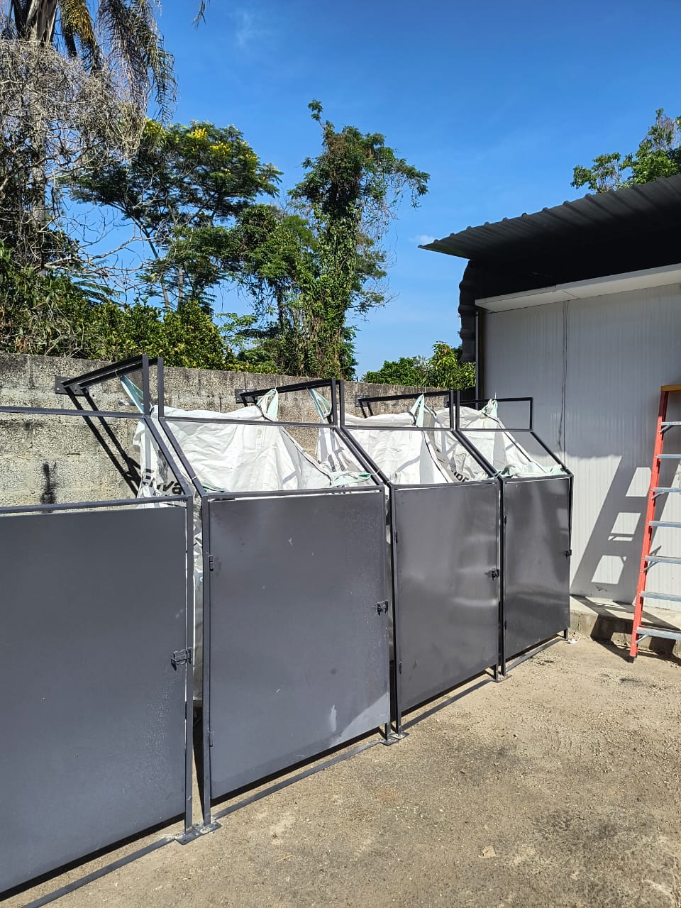 Estrutura Ilha Verde com bags para separação de recicláveis no Empório Pirana