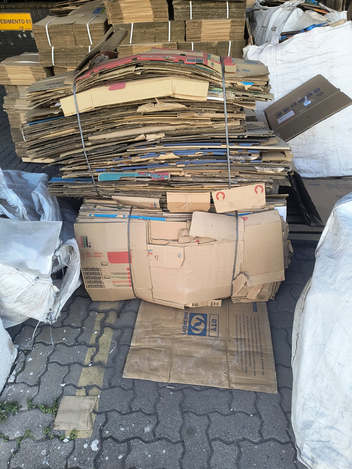 Papelão separado e preparado para venda